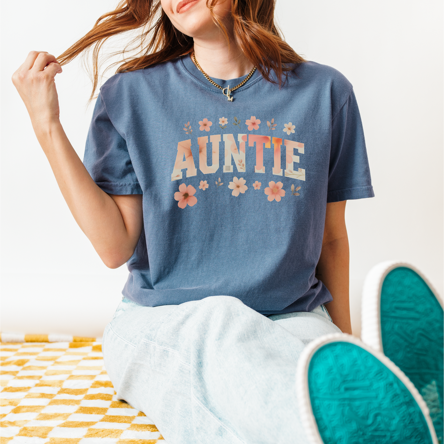 Floral "AUNTIE" T-Shirt – Sweet and Stylish Tee for Cool Aunties