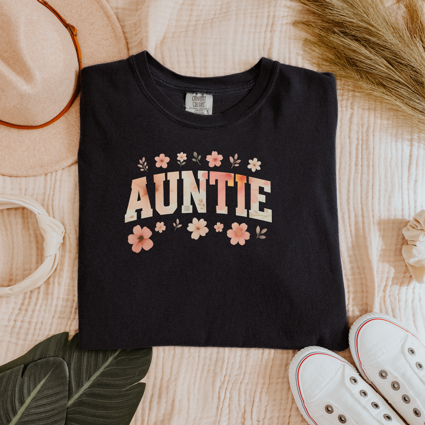 Floral "AUNTIE" T-Shirt – Sweet and Stylish Tee for Cool Aunties