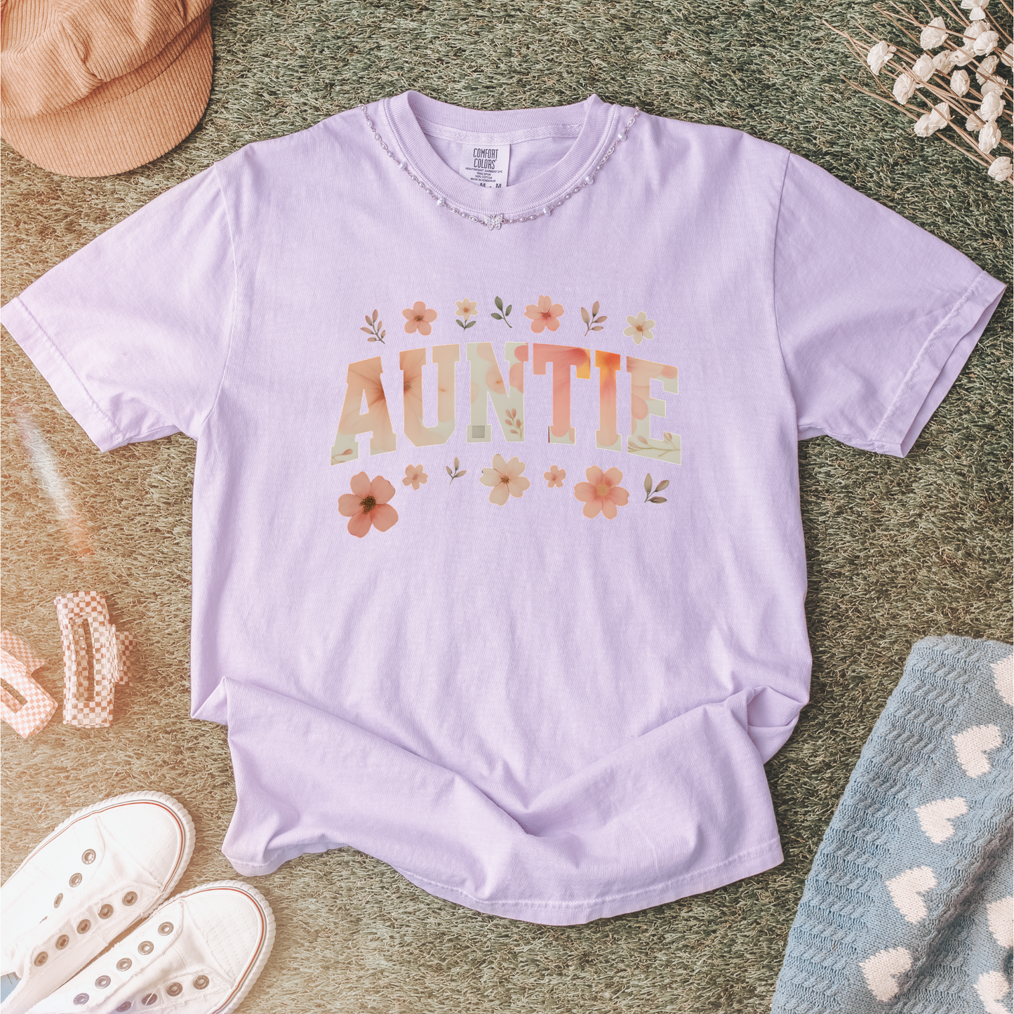 Floral "AUNTIE" T-Shirt – Sweet and Stylish Tee for Cool Aunties