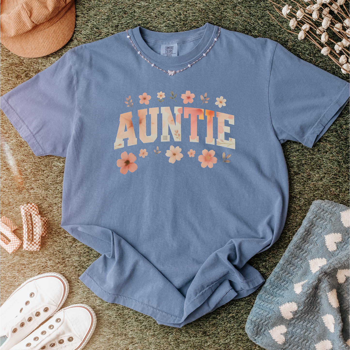 Floral "AUNTIE" T-Shirt – Sweet and Stylish Tee for Cool Aunties