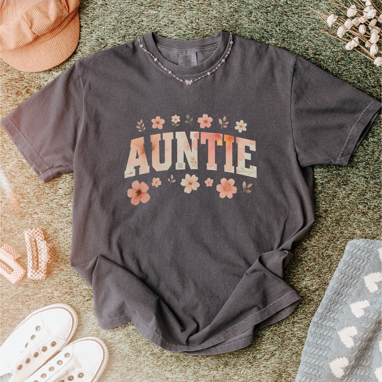 Floral "AUNTIE" T-Shirt – Sweet and Stylish Tee for Cool Aunties