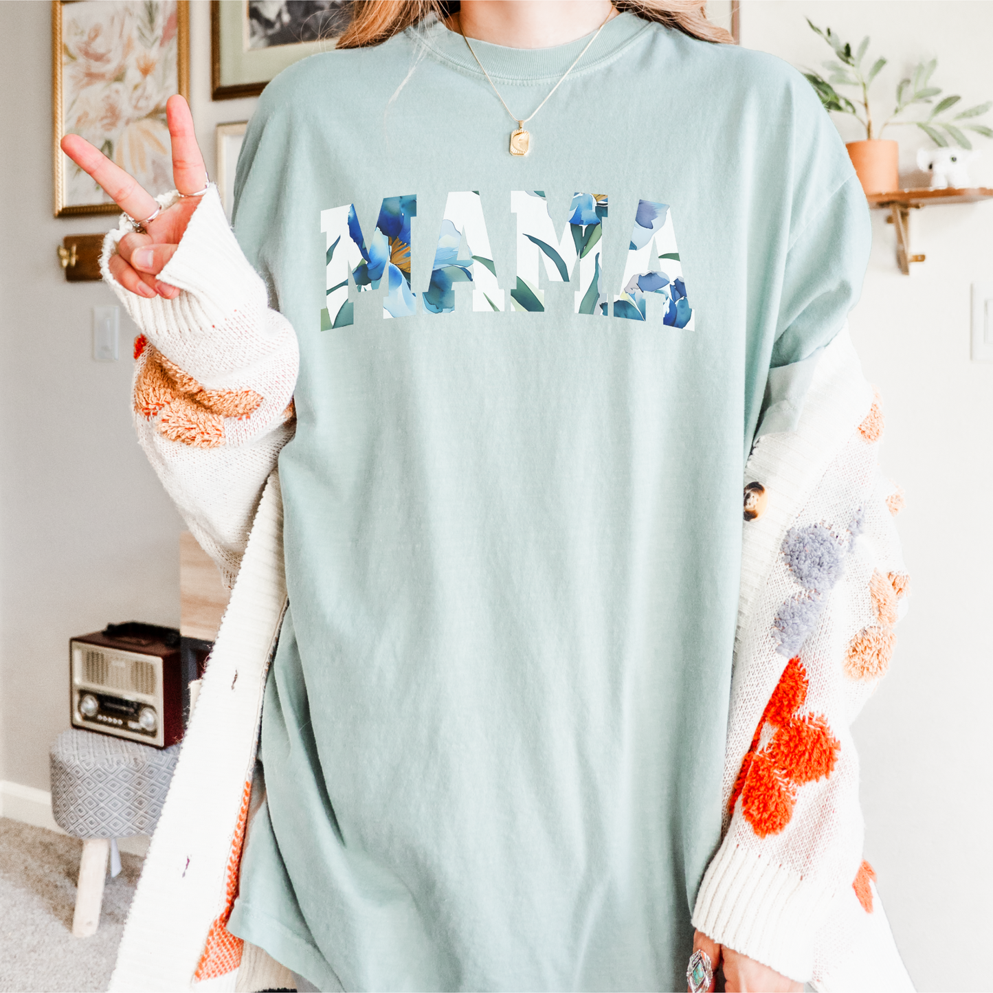 Floral "MAMA" Graphic T-Shirt – Bold & Beautiful Gift Tee for Moms