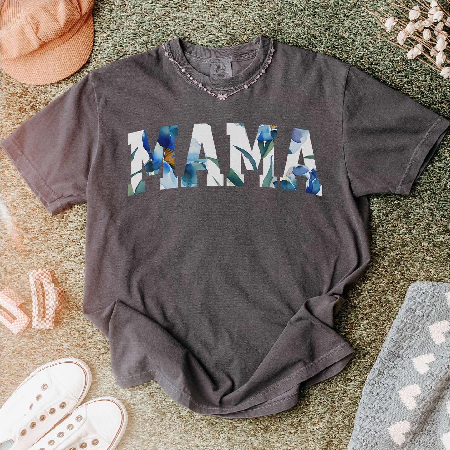 Floral "MAMA" Graphic T-Shirt – Bold & Beautiful Gift Tee for Moms